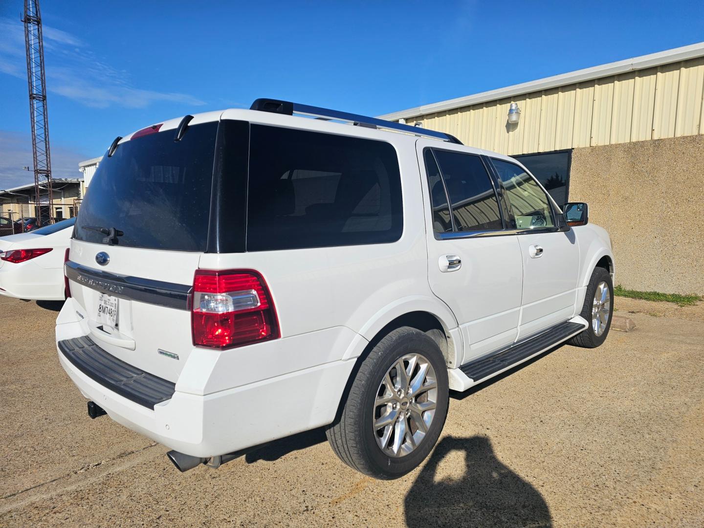 2015 WHITE FORD EXPEDITION Limited 4WD (1FMJU2AT2FE) with an 3.5L V6 DOHC 24V FFV engine, 6-SPEED AUTOMATIC transmission, located at 533 S Seven Points BLVD, Seven Points, TX, 75143, (430) 255-4030, 32.313999, -96.209351 - Photo#2